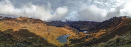 安第斯山脉的全景照片，从上面