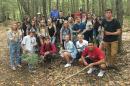 一群学生在大学森林里摆姿势