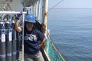主要研究研究生Melissa Melendez站在一艘科考船的甲板上.