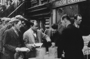 纽约市:1932年，在缺乏实质性政府救济计划的情况下, 在一些城市中心，用私人资金向大量失业者分发免费食品. National Archives.